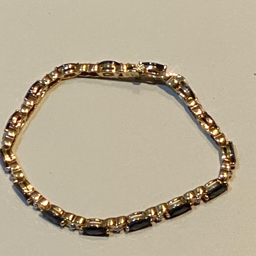 Elegant Gold and Black Bracelet - Picture 6 of 8
